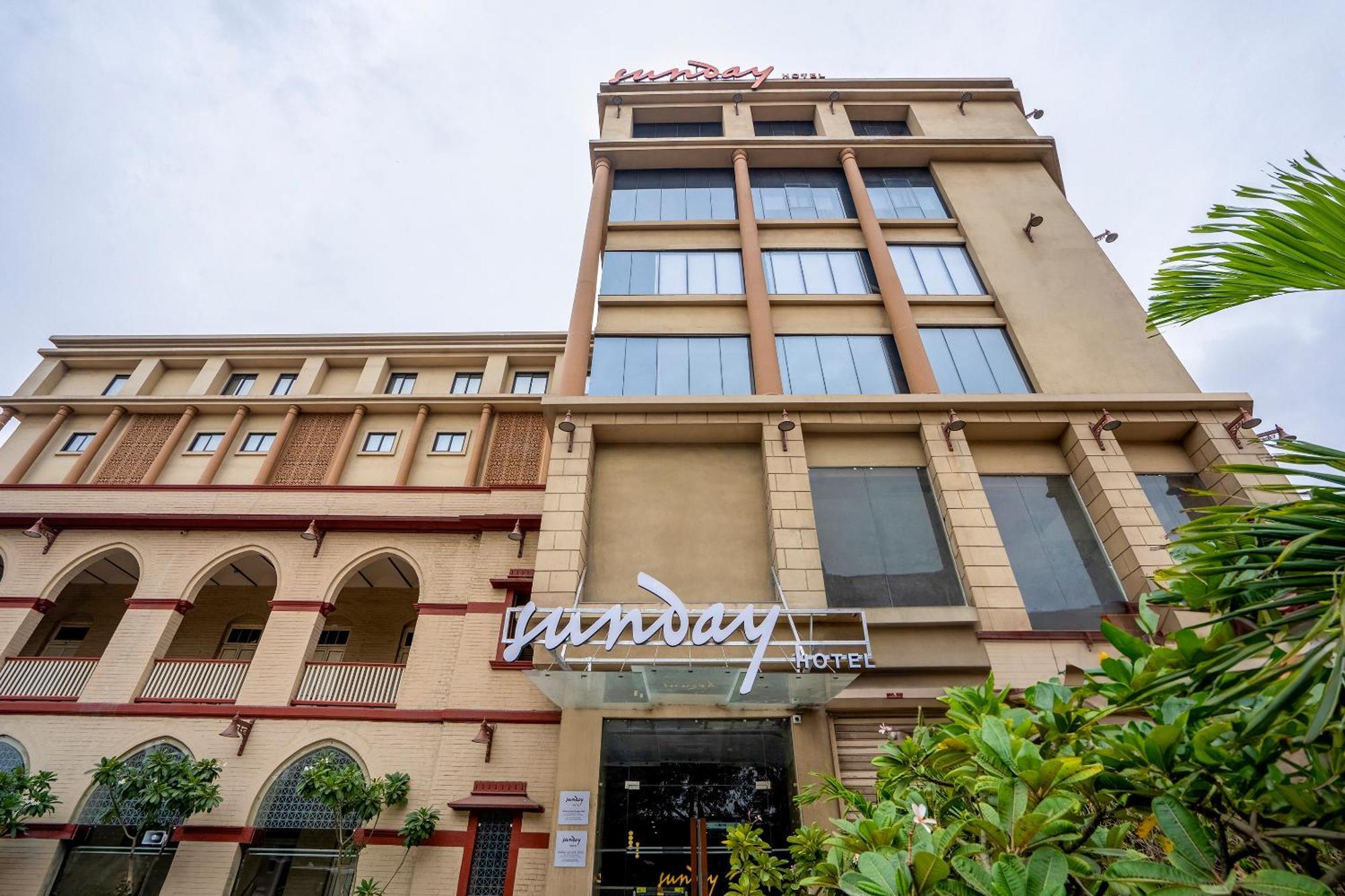 Sunday Hotel Vadodara Eksteriør billede